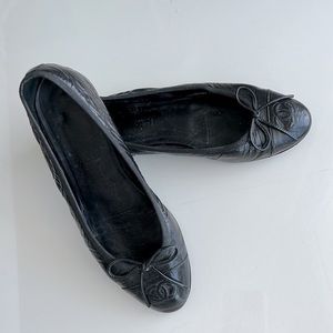Black leather Chanel pumps size 37